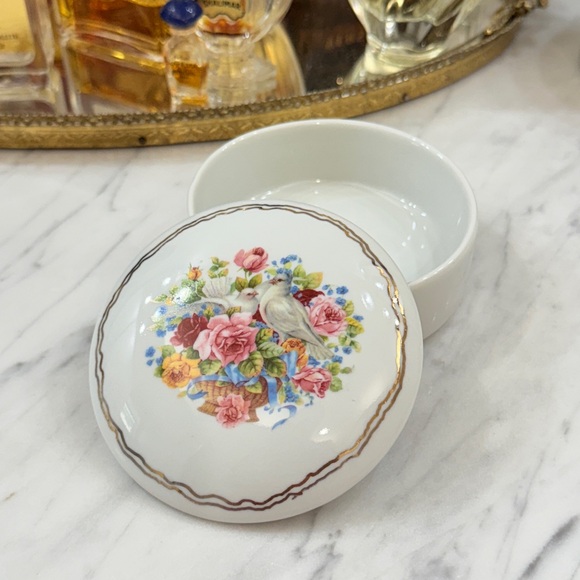 Vintage Porcelain Trinket box With Doves and Roses - Picture 9 of 11